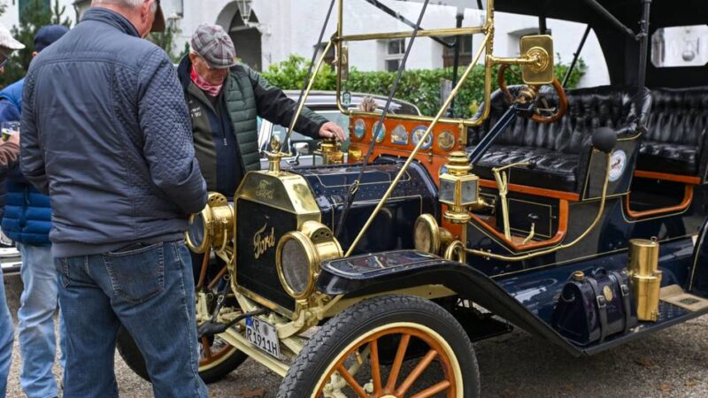 Oldtimer-Treffen in Moers: Autofans feiern ,Cars & Castle‘ vor Schloss Lauersfort