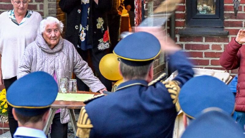 Trommlerkorps Vinkrath überrascht Jubilarin: Ein Ständchen zum Hundertsten