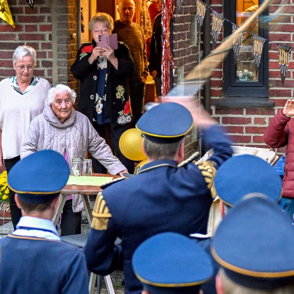Trommlerkorps Vinkrath überrascht Jubilarin: Ein Ständchen zum Hundertsten