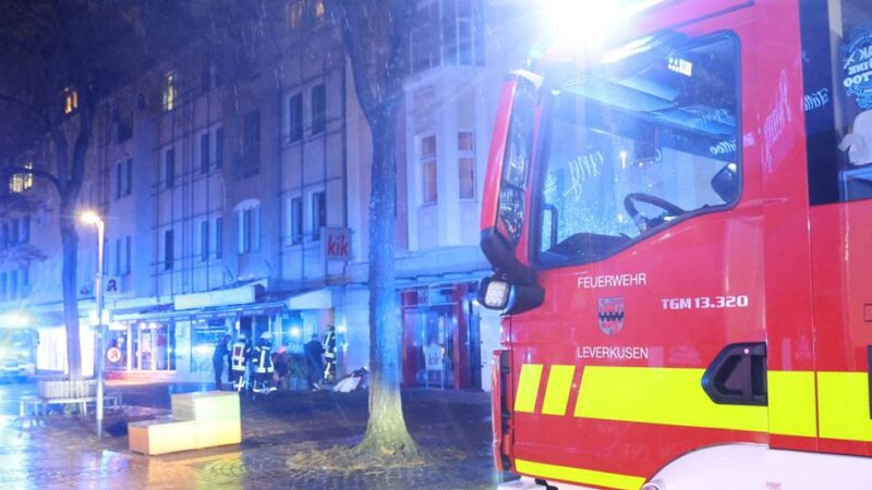 Viele Einsätze der Leverkusener Feuerwehr: Brandopfer mit Hubschrauber gerettet