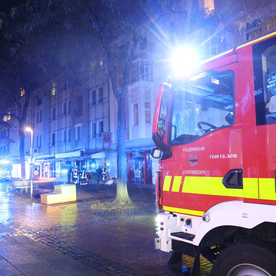 Viele Einsätze der Leverkusener Feuerwehr: Brandopfer mit Hubschrauber gerettet