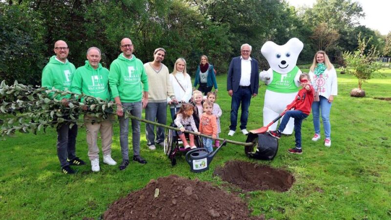 Stiftung organisiert Baumpflanzungen: Trotz Krankheit neue Hoffnung für Kinder