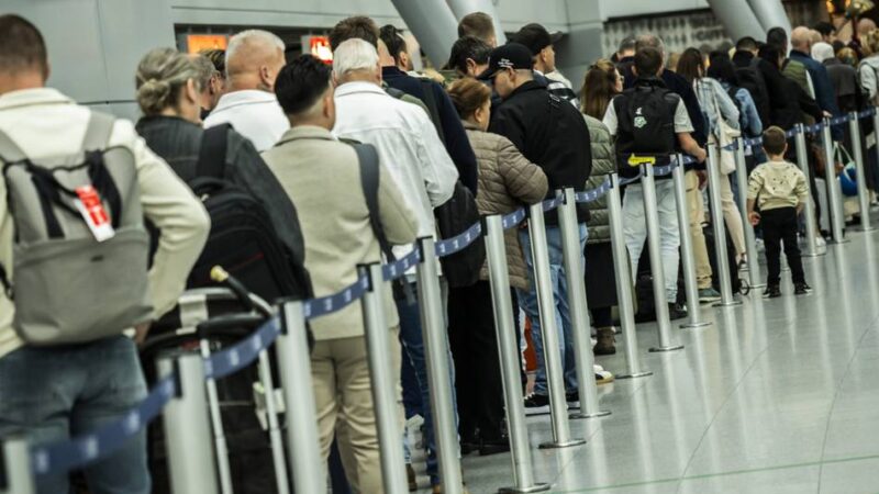 Lange Wartezeiten befürchtet: Flughafen Düsseldorf erwartet passagierstärksten Tag des Jahres