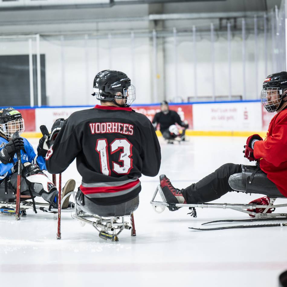 Eissporthalle in Düsseldorf-Benrath: Beim Para-Eishockey neuen Lebensmut schöpfen