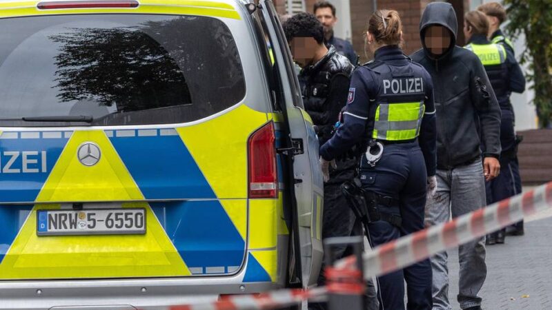 Polizeieinsatz in Krefeld: 19-Jähriger nach Messerattacke auf Petersstraße in Lebensgefahr