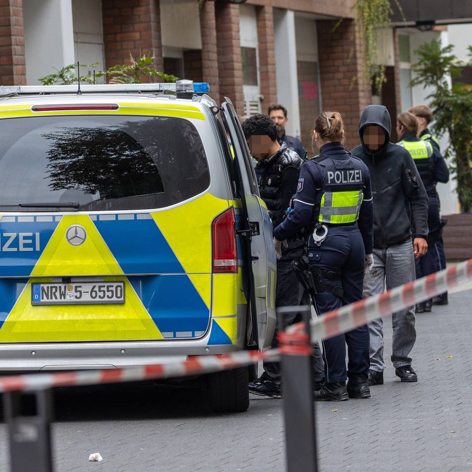 Polizeieinsatz in Krefeld: 19-Jähriger nach Messerattacke auf Petersstraße in Lebensgefahr