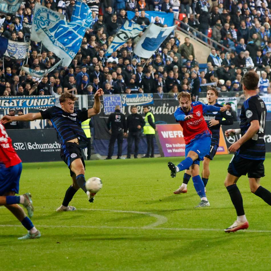 Pokalkracher am Niederrhein endet 1:3: Flutlichtausfall, Fackeln und Fanhäme – KFC Uerdingen unterliegt dem MSV Duisburg