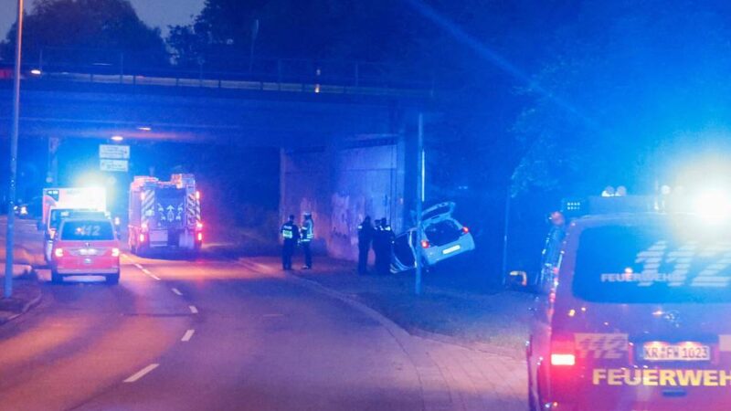 Unfall in Krefeld: Auto fährt gegen Brückenpfeiler – Fahrer schwer verletzt