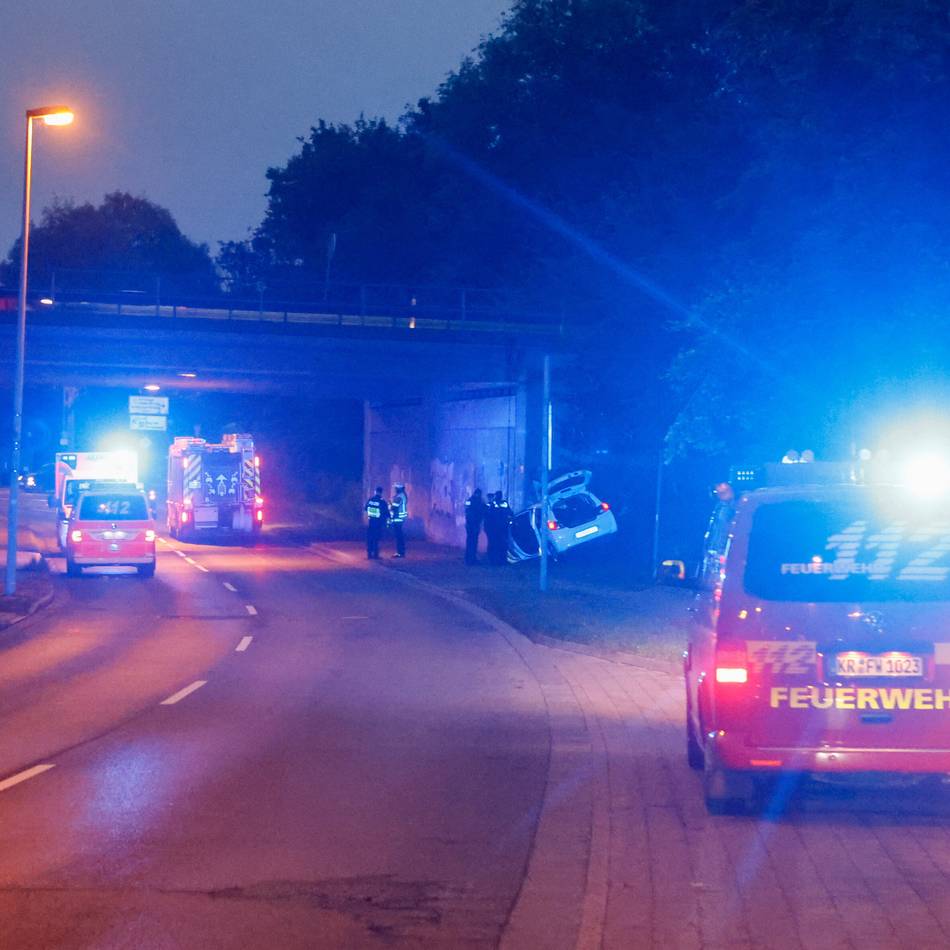 Unfall in Krefeld: Auto fährt gegen Brückenpfeiler – Fahrer schwer verletzt