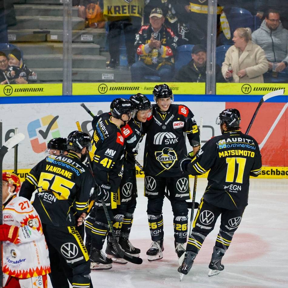 Sechster Heimsieg im sechsten Heimspiel: Tore satt in Krefeld – Pinguine fegen Kaufbeuren vom Eis