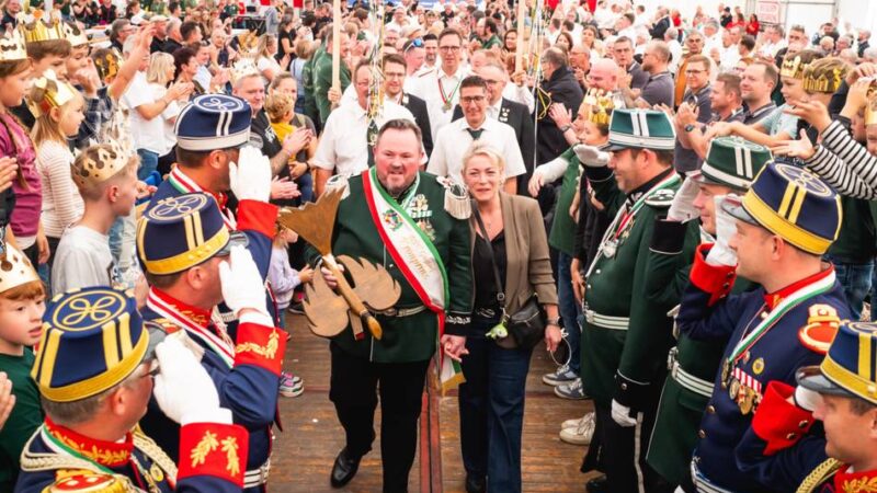 Schützenbrauchtum in Grevenbroich: Marcel Krahwinkel ist neuer „Kron-Kronprinz“ in Gustorf