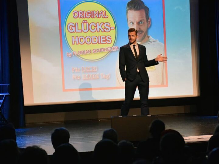 Florian Schroeder auf der Katt-Bühne Wermelskirchen: Mit „Endlich glücklich“ teilt er aus – in alle Richtungen