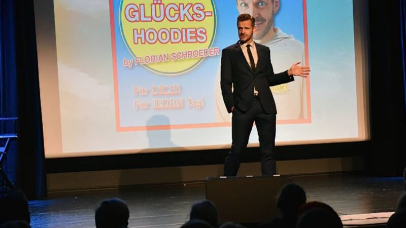 Florian Schroeder auf der Katt-Bühne Wermelskirchen: Mit „Endlich glücklich“ teilt er aus – in alle Richtungen
