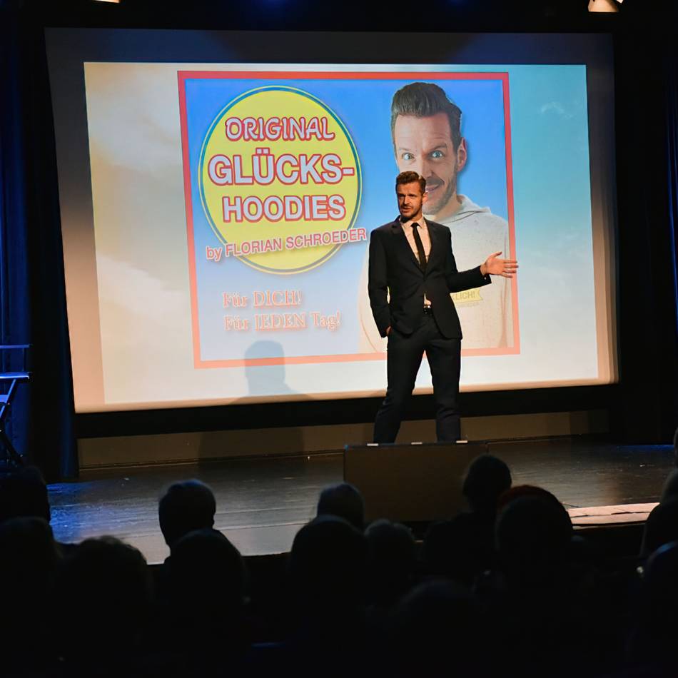 Florian Schroeder auf der Katt-Bühne Wermelskirchen: Mit „Endlich glücklich“ teilt er aus – in alle Richtungen