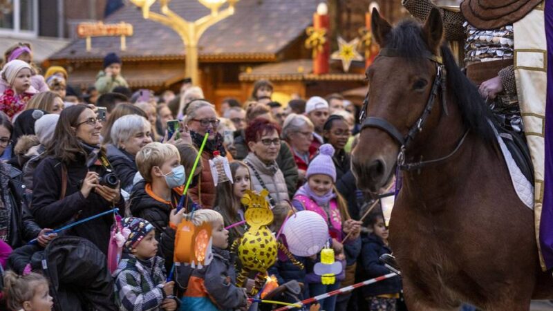 Laternenumzüge in allen Stadtteilen: Hier zieht St. Martin in diesem Jahr durch Duisburg