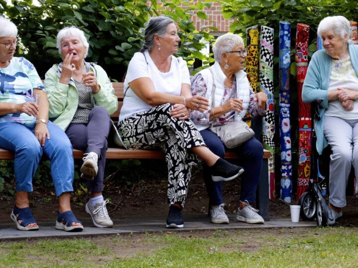Begegnungsort in Sonsbeck: Plauderbank zieht ins Wichernhaus