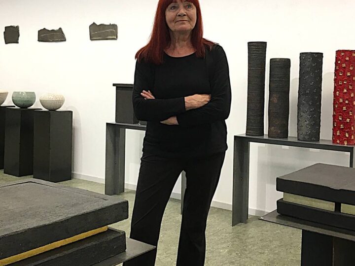 Ausstellung bei Kunst und Krefeld: Geheimnisse aus dem glühenden Feuer – Die Keramik von Maika Korfmacher
