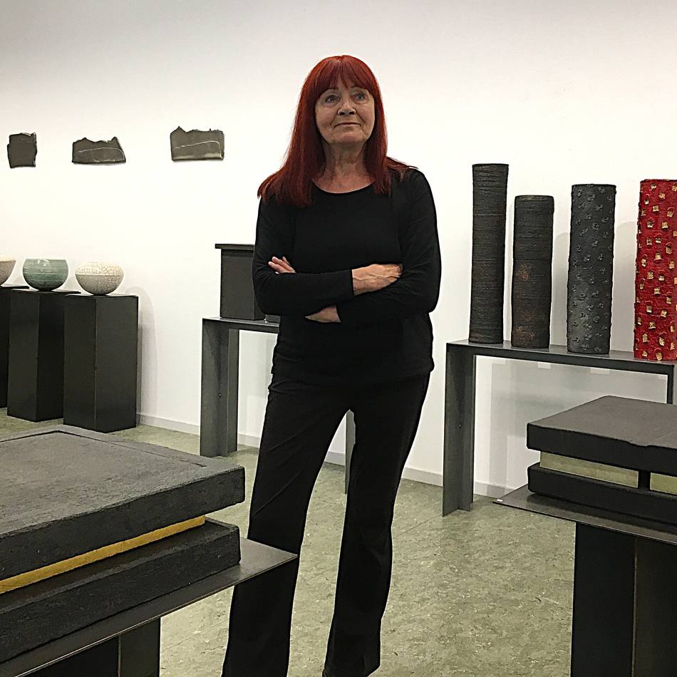 Ausstellung bei Kunst und Krefeld: Geheimnisse aus dem glühenden Feuer – Die Keramik von Maika Korfmacher