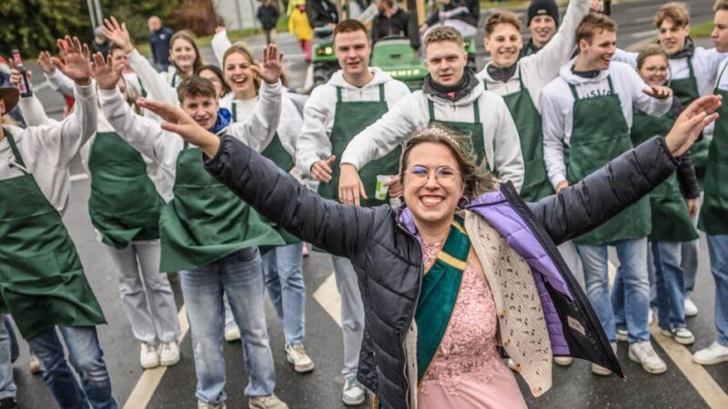 Brauch im Klever Ortsteil: Die Warbeyener dankten mit einem bunten Festzug für die diesjährige Ernte