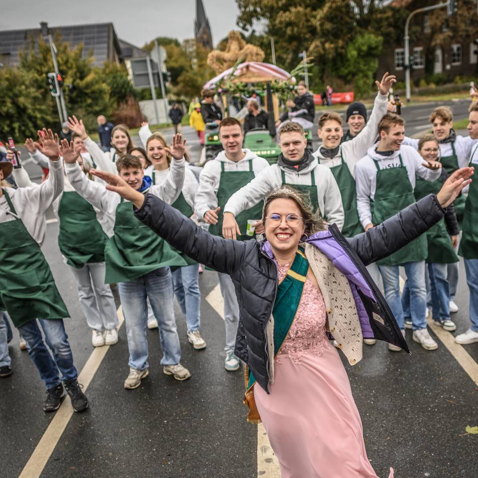 Brauch im Klever Ortsteil: Die Warbeyener dankten mit einem bunten Festzug für die diesjährige Ernte
