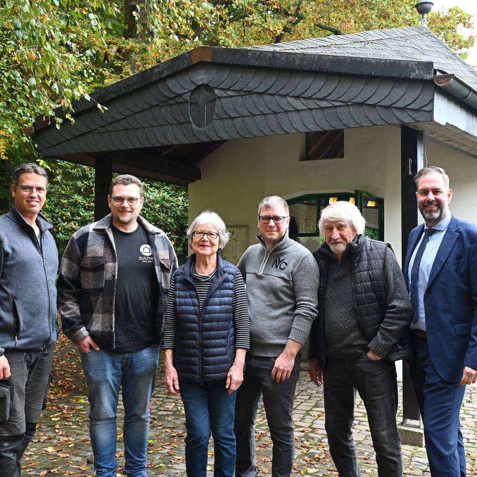 Vordach-Sanierung in Hückeswagener Außenortschaft: Friedenskapelle kann Witterung wieder trotzen