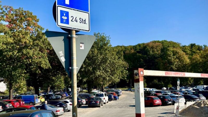 Flughafenparker in Düsseldorf-Grafenberg: 24-Stunden-Parkregel für den Staufenplatz