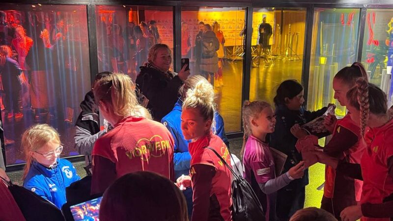 „Das war überwältigend“: Neuwerker Mädchen treffen Nationalspielerinnen um Giulia Gwinn