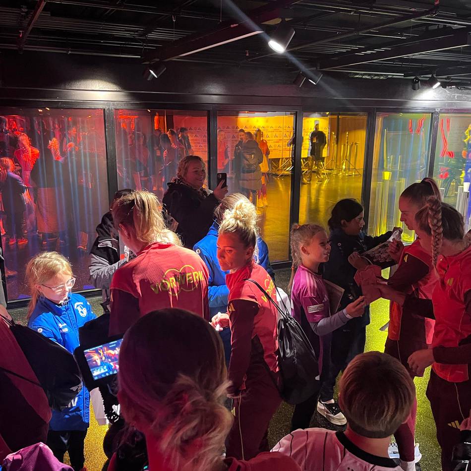 „Das war überwältigend“: Neuwerker Mädchen treffen Nationalspielerinnen um Giulia Gwinn