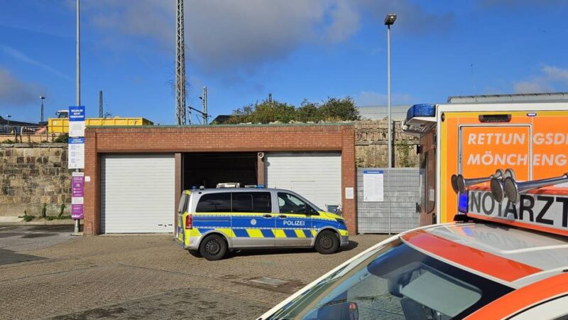 Rettungsdienst und Polizei im Einsatz: Schlägerei am Mönchengladbacher Hauptbahnhof – Mann war betrunken