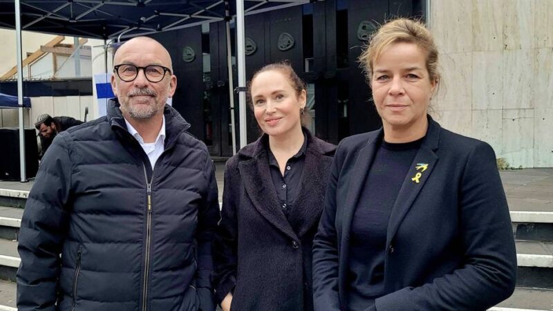 Gedenkveranstaltung in Düsseldorf: Mona Neubaur vor Synagoge – „Antisemitismus ist keine Meinung“