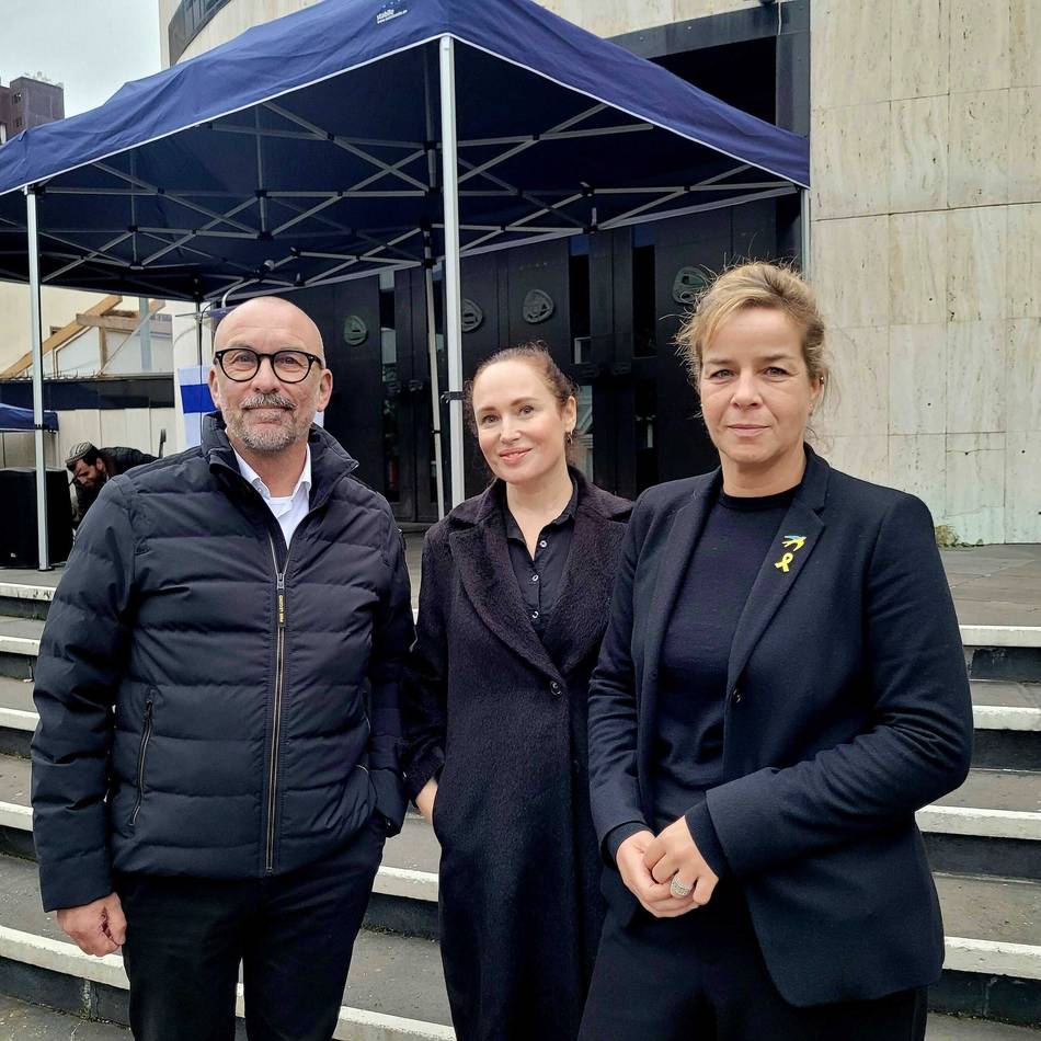Gedenkveranstaltung in Düsseldorf: Mona Neubaur vor Synagoge – „Antisemitismus ist keine Meinung“