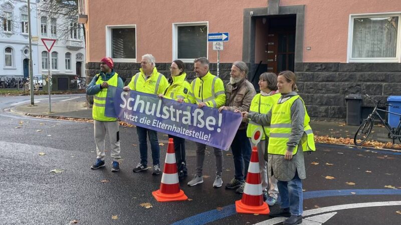 In Neuss hat das Projekt „Schulstraße“ begonnen: Eltern sperren Straßen – für mehr Sicherheit und weniger Chaos