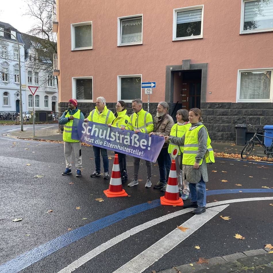 In Neuss hat das Projekt „Schulstraße“ begonnen: Eltern sperren Straßen – für mehr Sicherheit und weniger Chaos