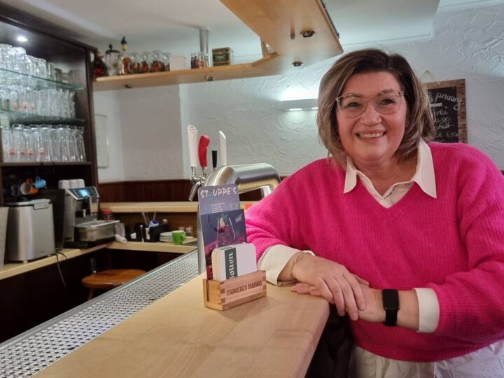 Live-Musik, Kneipenquiz und Gänseessen: Irina Struppe hält die letzte Kneipe in Allrath am Leben