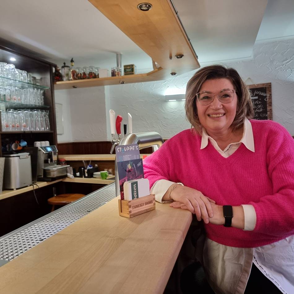 Live-Musik, Kneipenquiz und Gänseessen: Irina Struppe hält die letzte Kneipe in Allrath am Leben