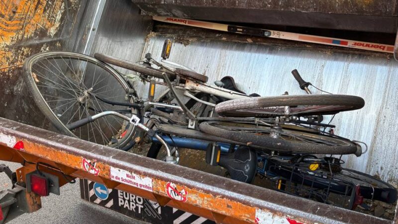 Müll in Düsseldorf: Stadt räumt haufenweise Fahrradleichen ab