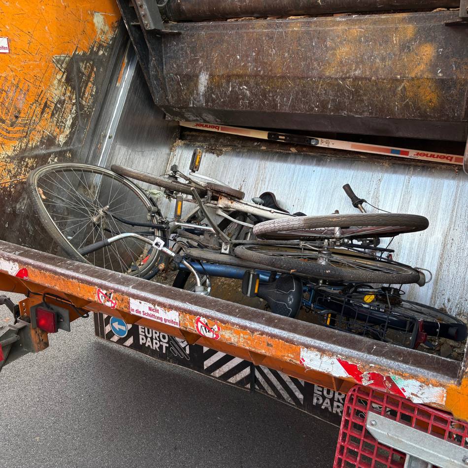 Müll in Düsseldorf: Stadt räumt haufenweise Fahrradleichen ab