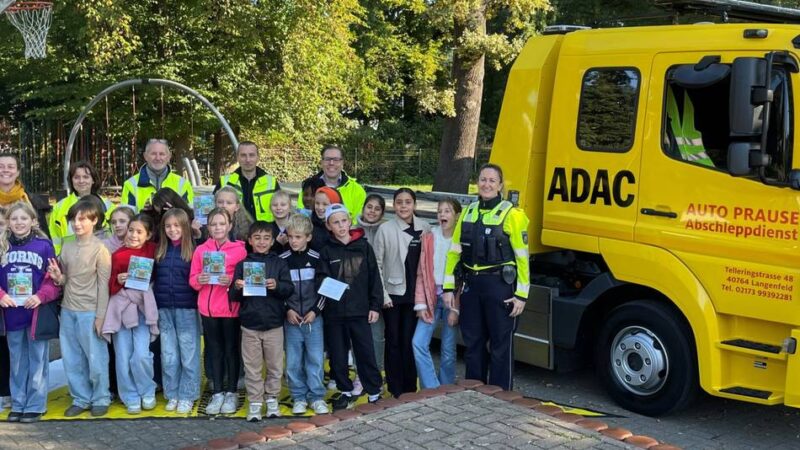 Schule in Hilden: Viertklässler lernen, was ein toter Winkel ist