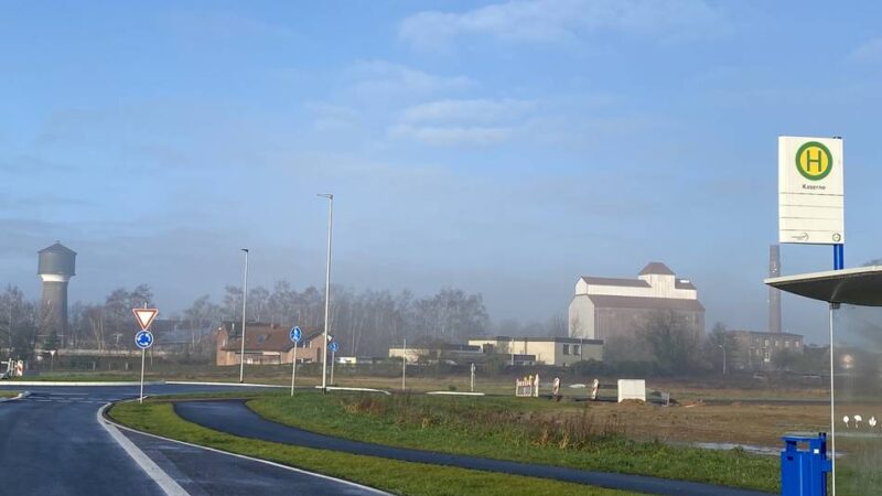 Zur Grundschule Pfalzdorf: Gocher „Neuseeland“ bekommt echte Bushaltestelle