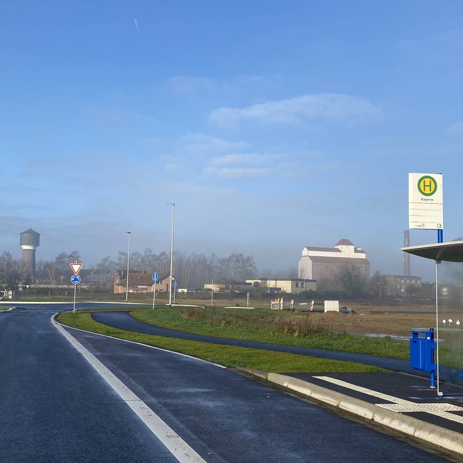 Zur Grundschule Pfalzdorf: Gocher „Neuseeland“ bekommt echte Bushaltestelle