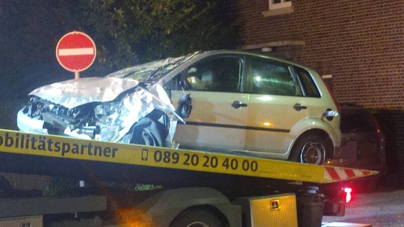 Unfall in Mönchengladbach: Auto überschlägt sich – von Insassen fehlt jede Spur