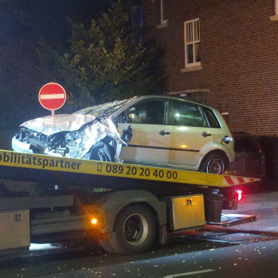 Unfall in Mönchengladbach: Auto überschlägt sich – von Insassen fehlt jede Spur