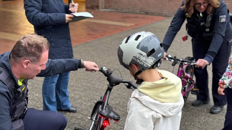 Viele sitzen zu locker: Helme fallen beim Fahrrad-Check an Gelderner Grundschulen oft durch