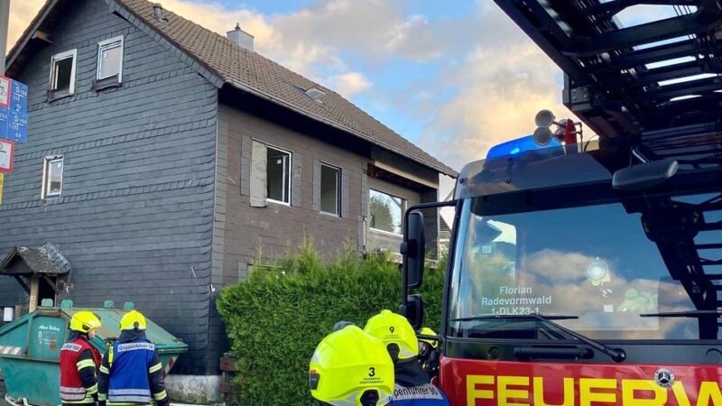 Schwelbrand in Radevormwald: Feuerwehreinsatz an der Hochsteinstraße