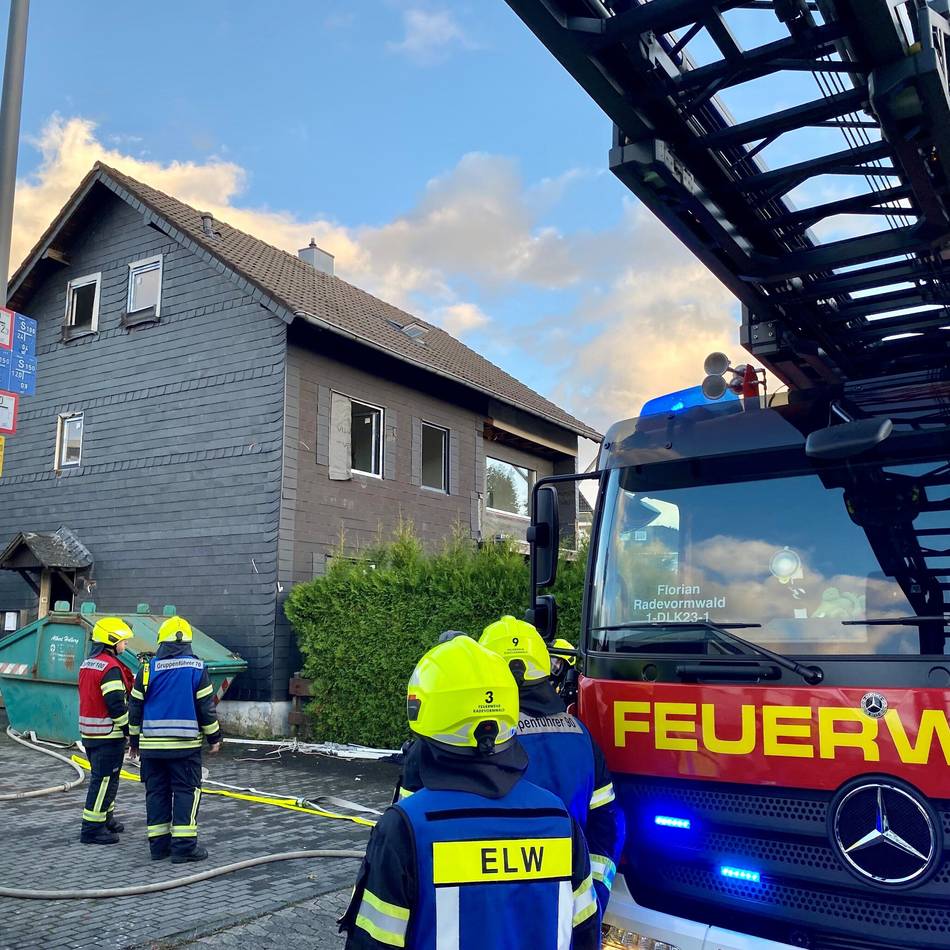 Schwelbrand in Radevormwald: Feuerwehreinsatz an der Hochsteinstraße