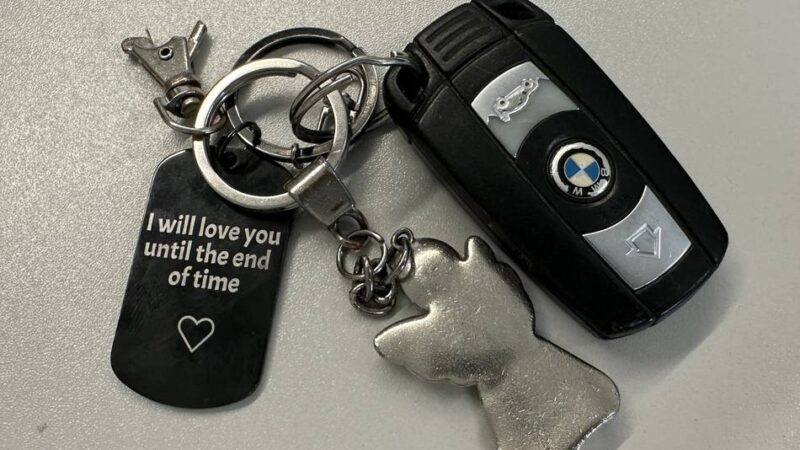 Polizei sucht Eigentümer: Bund mit BMW-Schlüssel und Schutzengel in Kleve gefunden