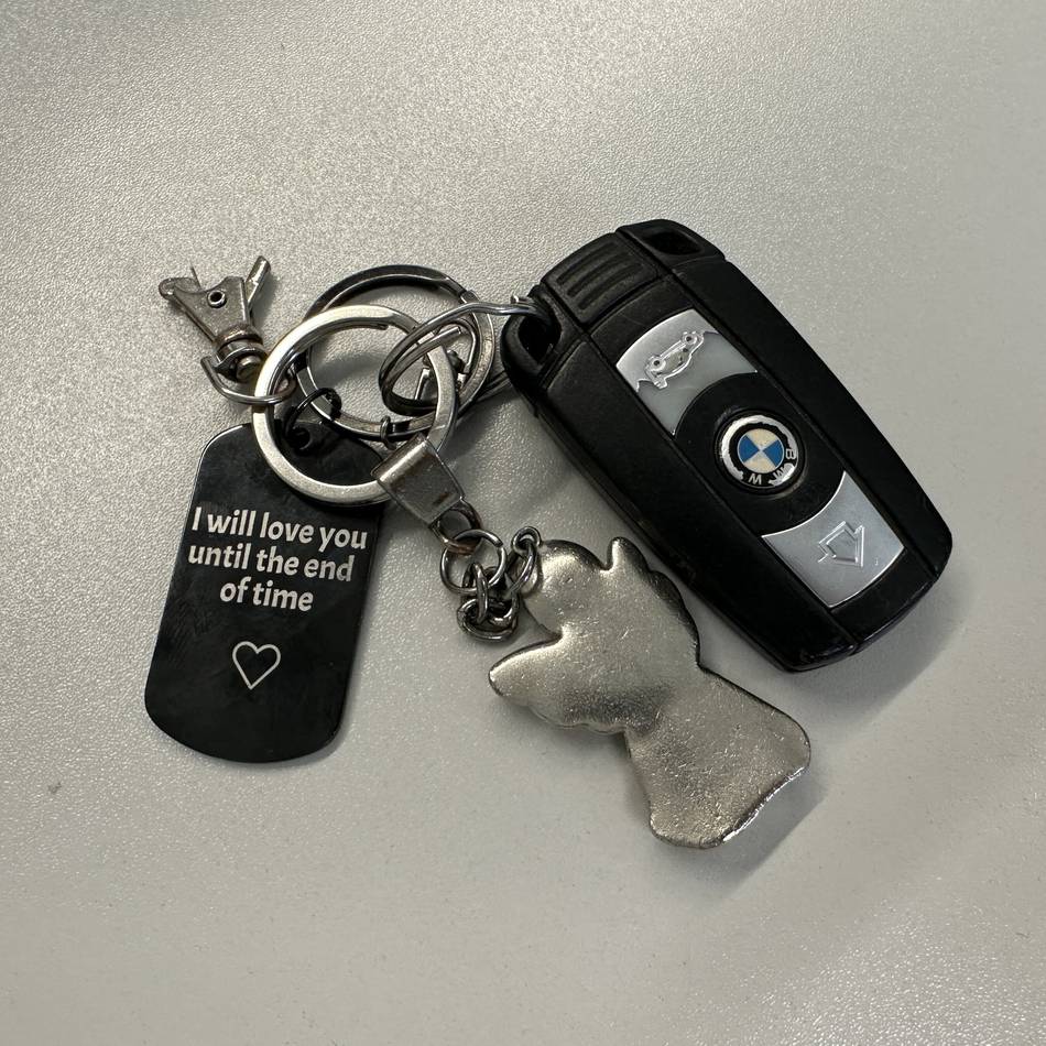 Polizei sucht Eigentümer: Bund mit BMW-Schlüssel und Schutzengel in Kleve gefunden