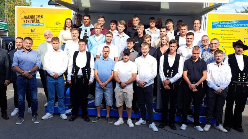 Innungen Kleve und Wesel gratulieren den neuen Gesellen: Dachdecker feiern Nachwuchs in neuer Werkstatt