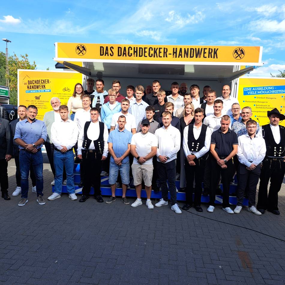 Innungen Kleve und Wesel gratulieren den neuen Gesellen: Dachdecker feiern Nachwuchs in neuer Werkstatt