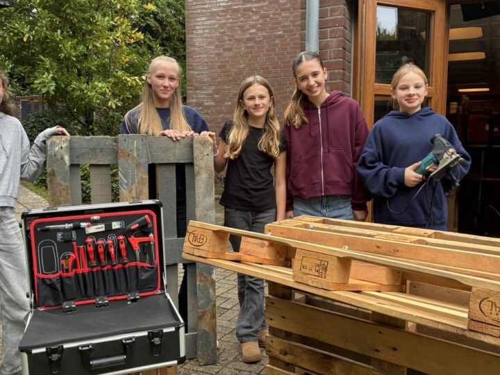 Aktive Ferien in Korschenbroich: Kinder möbeln ihre Jugendeinrichtung auf